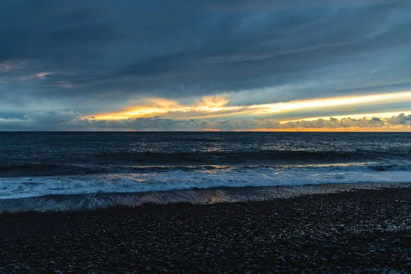 Madeira 'daki Çakıl Plajında Dramatik Gün Batımı