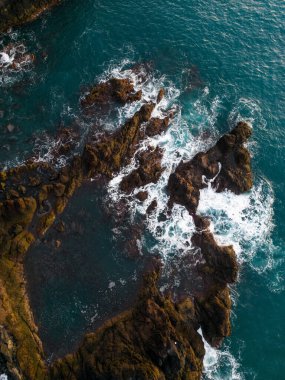 Madeira 'daki Rocky Sahili' ne düşen Turkuaz Dalgalarının Hava Görüntüsü