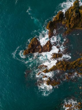 Madeira 'daki Rocky Sahili' ne düşen Turkuaz Dalgalarının Hava Görüntüsü