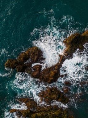 Madeira 'daki Rocky Sahili' ne düşen Turkuaz Dalgalarının Hava Görüntüsü