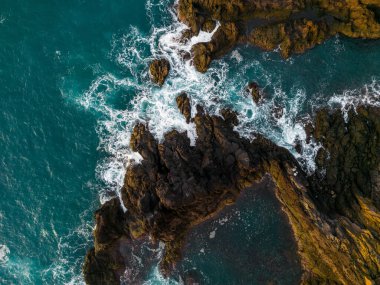 Madeira 'daki Rocky Sahili' ne düşen Turkuaz Dalgalarının Hava Görüntüsü