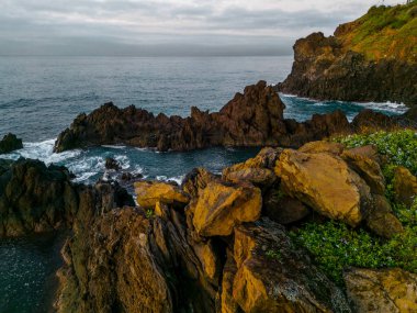 Madeira Rocky Sahili 'ndeki Doğal Volkanik Gelgit Havuzu