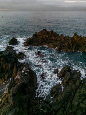 Madeira Rocky Sahili 'ndeki Doğal Volkanik Gelgit Havuzu