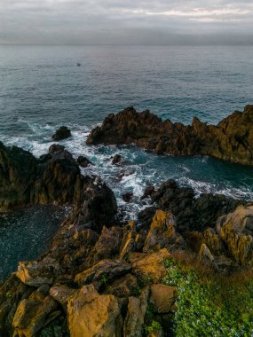 Madeira Rocky Sahili 'ndeki Doğal Volkanik Gelgit Havuzu