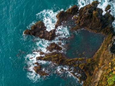 Madeira 'daki Rocky Sahili' ne düşen Turkuaz Dalgalarının Hava Görüntüsü