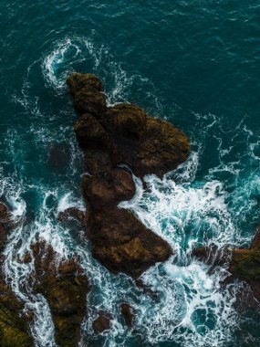 Madeira 'daki Rocky Sahili' ne düşen Turkuaz Dalgalarının Hava Görüntüsü