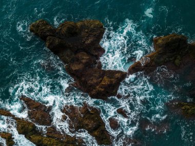 Madeira 'daki Rocky Sahili' ne düşen Turkuaz Dalgalarının Hava Görüntüsü