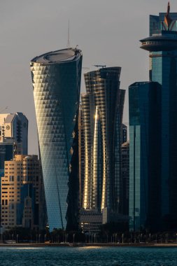 Modern gökdelenler, cam kuleler ve kentsel büyüme, finans, kurumsal yaşam ve çağdaş şehir tasarımını taşıyan yüksek binaların yer aldığı Doha 'nın liman bölgesi panoramik bir manzara.