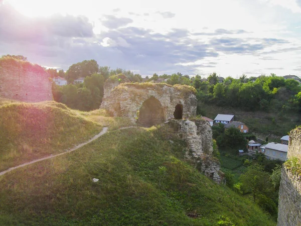 Verbazingwekkende Ruïnes Van Het Oude Oekraïense Kasteel — Stockfoto