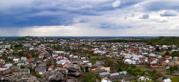 Kasaba üzerinde Koyu Mavi Bulutlu Fırtınalı Gökyüzü