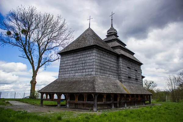 Antik Ahşap Kilisenin Üzerinde Bulutlu Gökyüzü