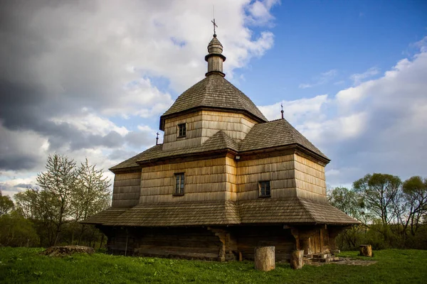 Bahar Çayırındaki Antik Ahşap Tapınak