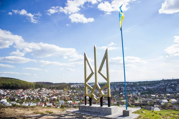 Şehrin tepesinde bayrağı olan Ukrayna Mızrağı