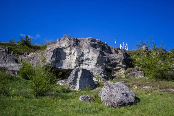 Yeşil Tepenin Arasındaki Büyük Gri Kaya