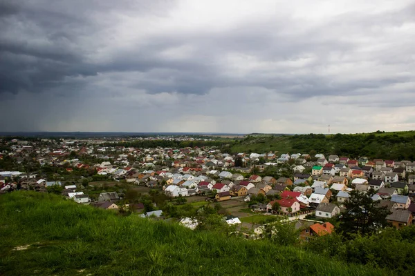 Küçük Kasabanın üzerindeki Fırtınalı Gökyüzü