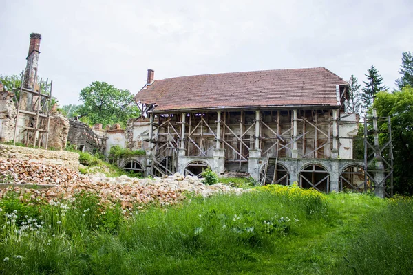 Ukrayna eski harabe saraylarından biri.