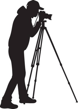 Profesyonel bir fotoğrafçının siyah vektör silueti çömelmiş ve kamerayla tripod üzerinde çekim yapıyor.