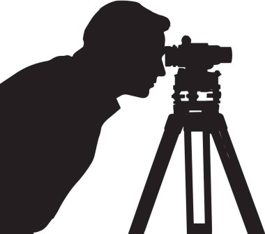 Bir kameramanın silueti, film yapımını ve video çekimini temsil eden bir tripodla profesyonel bir film kamerasını çalıştırıyor.