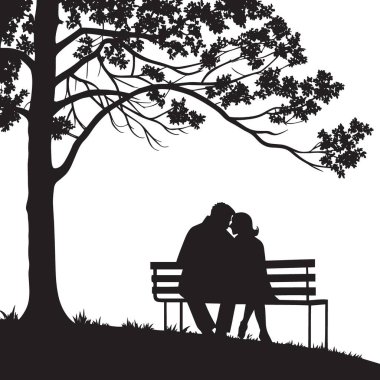 Büyük bir ağacın altındaki parkta öpüşen bir çiftin silüeti. Ayrıntılı dalları olan siyah-beyaz romantik bir resim.