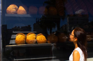 Güneş Gözlüklü Kadın Fırın Penceresinde Ekmek Somunlarına Bakıyor