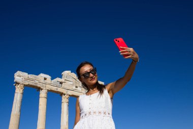 Beyaz Elbiseli Gülümseyen Kadın Eski Tapınak Harabelerinin önünde Selfie Çekiyor
