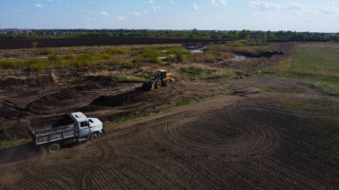 Ağır Makinelerin Hava Görüntüsü ve Kırsal İnşaat Alanına Döküm Kamyonu