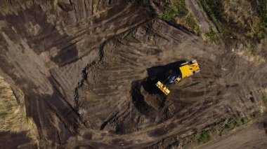 Arazi Gelişimi Üzerine Çalışan Sarı Yükleyicinin Hava Görünümü