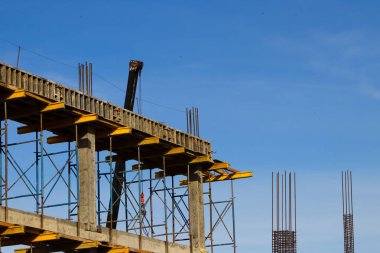 Rusty Steel İnşaat Alanında Mavi Gökyüzüne Karşı Çelik ve Sarı Formwork