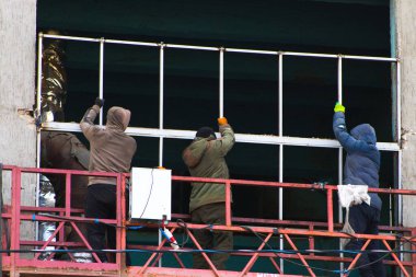 Büyük Pencere Çerçevesi Yükleme Platformunda İnşaat İşçileri