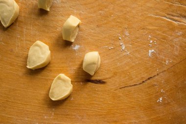 Çiğ Hamur Parçalarının Genel Görünümü ve Tahta Kesme Tahtası