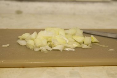 Tarafsız Kesme Kurulu 'nda Bıçak Kenarlı Taze Kesilmiş Beyaz Soğan Yığını