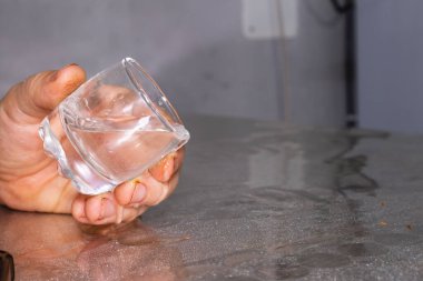 Temiz Alkol ya da Islak Yüzeyde Suyla Dolu Küçük Bir Kadeh Tutma