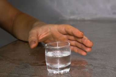 Temiz Alkol ya da Islak Yüzeyde Suyla Dolu Küçük Bir Kadeh Tutma