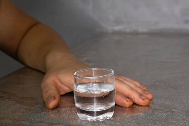 Temiz Alkol ya da Islak Yüzeyde Suyla Dolu Küçük Bir Kadeh Tutma