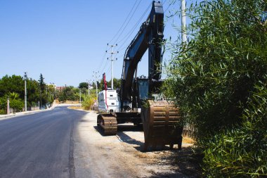 Trabzanlı ve Beyaz Gövdeli Büyük İnşaat Kazıcısı