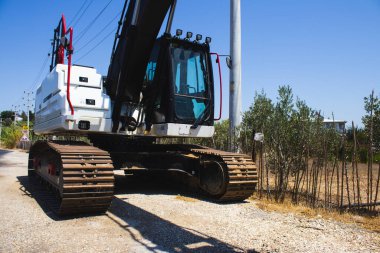 Trabzanlı ve Beyaz Gövdeli Büyük İnşaat Kazıcısı