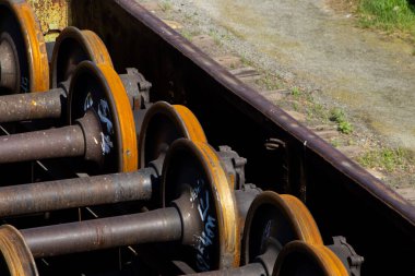 Tren Tekerleği Dingilleri Paslı bir vagonda saklanıyor.