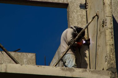 İnşaat İşçisi Kaynak Çelik Güçlendirme Bir Pencere Yakınındaki Beton Çubukta Açılıyor