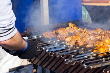 Marinated Meat 'in (Shashlik) Dumanlı Kömürlerin Üzerinde Izgara