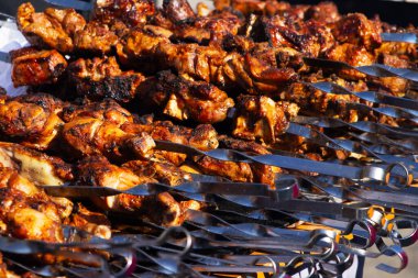 Marinated Meat 'in (Shashlik) Dumanlı Kömürlerin Üzerinde Izgara