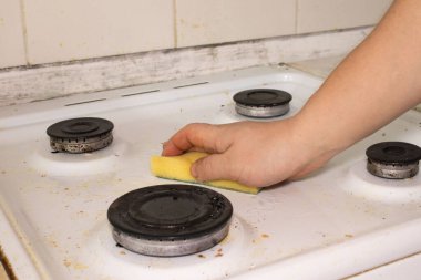 Sabunlu Süngerle Beyaz Gaz Fırını Fırını Ovalıyorum.