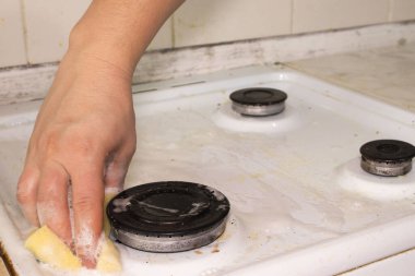 Sabunlu Süngerle Beyaz Gaz Fırını Fırını Ovalıyorum.