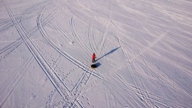 Tek Kişilik Kar Sahasında Kızak Çekerken Yüksek Açı Soyut Görünüm