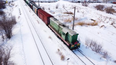 Yeşil Lokomotifli Dizel Yük Treninin Hava Çekimi Karlı Arazide Yolculuk