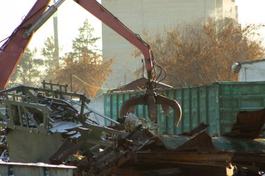 Endüstriyel Arkaplan ve Hurda Bahçesi Üzerinde Hidrolik Metal Grafiği