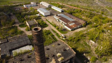 Sanayi bacası ve atölyeleriyle Eski Fabrika Kompleksi