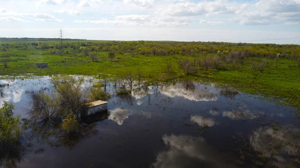 Su Altındaki Yeşil Alanlar ve Terk Edilmiş Beton Yapıların Hava Aracı Çekimi.