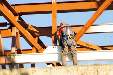 Çelik İnşaat Çerçevesinde Güvenlik Koşumu İşçisi Görünümü