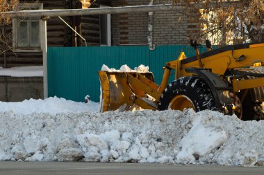Şiddetli Sarı Ön Uç Yükleyici Şehir Caddesine Kar İterek