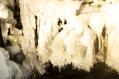 Karanlık Kış Mağarasında Asılı Büyük Sarkıt Biçimli Buz Sarkıtları